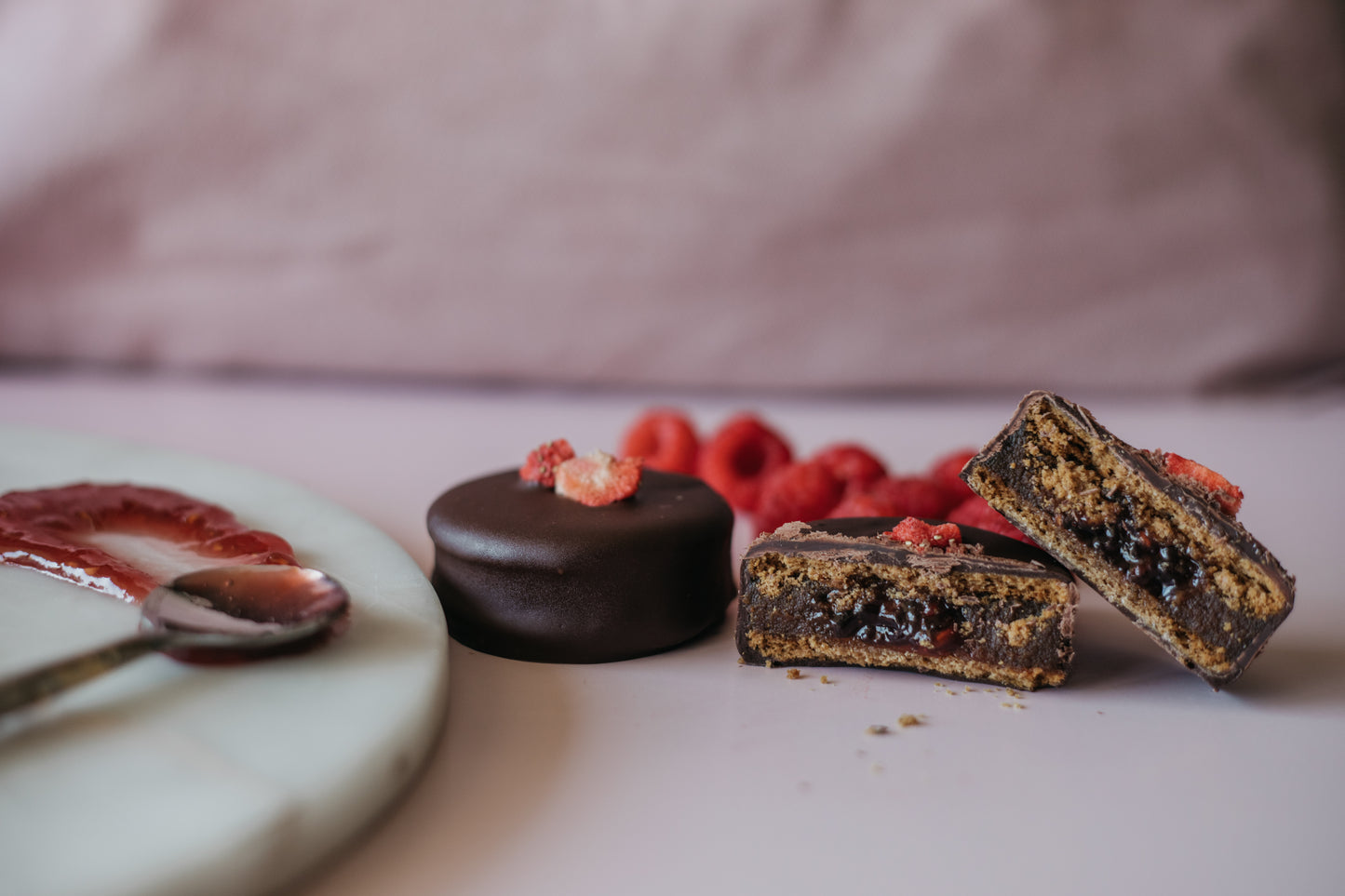 Raspberry Alfajor